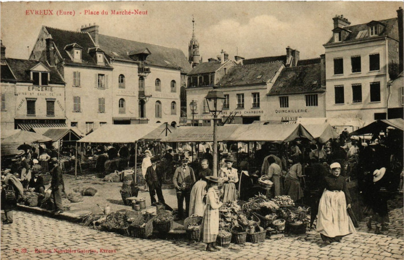Carte postale ancienne Evreux - Place du Marché-Neuf à Évreux