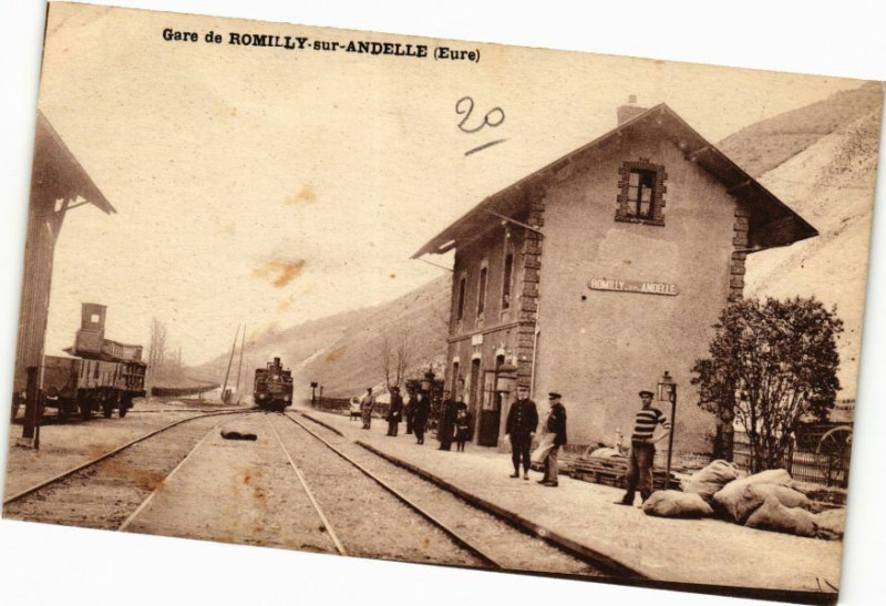 Carte postale ancienne Romilly-sur-Andelle - La Gare à Romilly-sur-Andelle