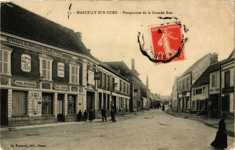 Carte postale ancienne Marcilly-sur-Eure - Perspective de la Grande Rue à Marcilly-sur-Eure