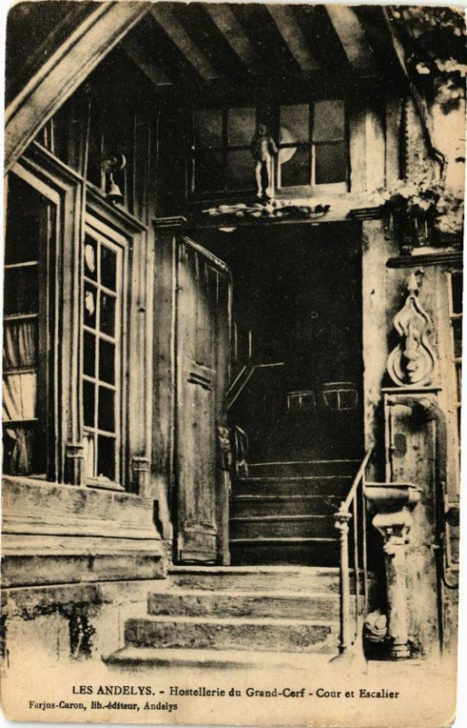 Carte postale ancienne Les Andelys - Hostellerie du Grand Cerf - Cour et Escalier aux Andelys