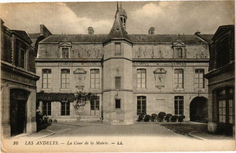 Carte postale ancienne Les Andelys - La Cour de la Mairie aux Andelys