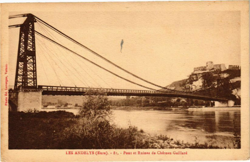 Carte postale ancienne Les Andelys - Pont et Ruines du Chateau Gaillard aux Andelys