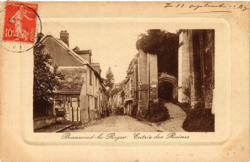 Carte postale ancienne Beaumont-le-Roger - Entrée des Ruines à Beaumont-le-Roger