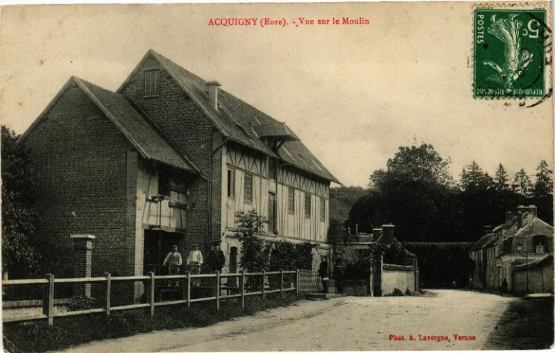 Carte postale ancienne Acquigny - Vue sur le Moulin à Acquigny