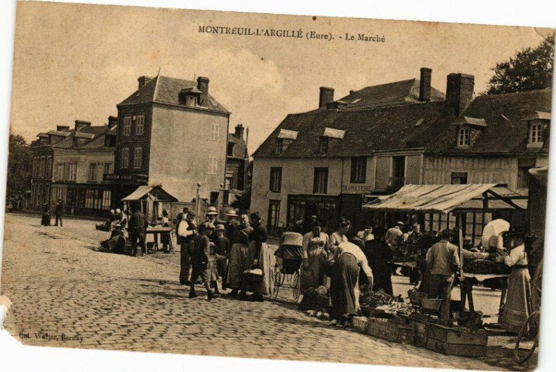 Carte postale ancienne Montreuil - L'Argillé - Le Marché à Montreuil-l'Argillé