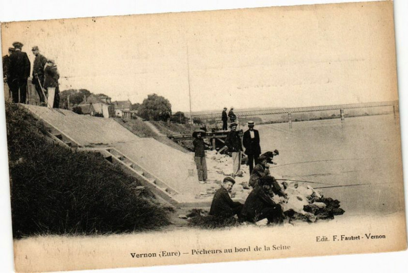 Carte postale ancienne Vernon - Pécheurs au bord de la Seine à Vernon