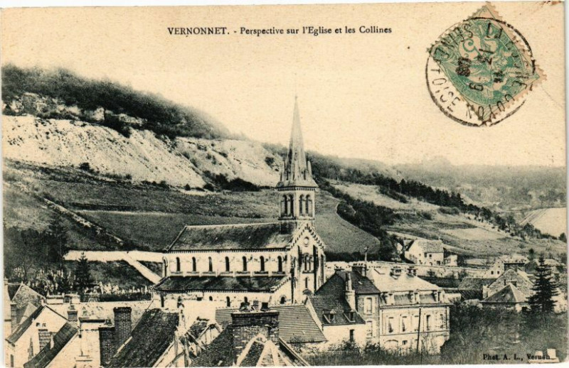 Carte postale ancienne Vernonnet - Perspective sur l'Eglise et les Collines à Vernon