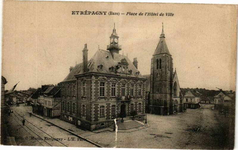 Carte postale ancienne Etrepagny Place de l'Hotel de Ville à Étrépagny