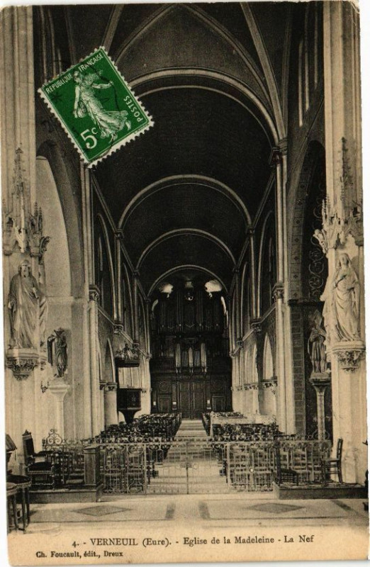 Carte postale ancienne Verneuil - Eglise de la Madeleine - La Nef