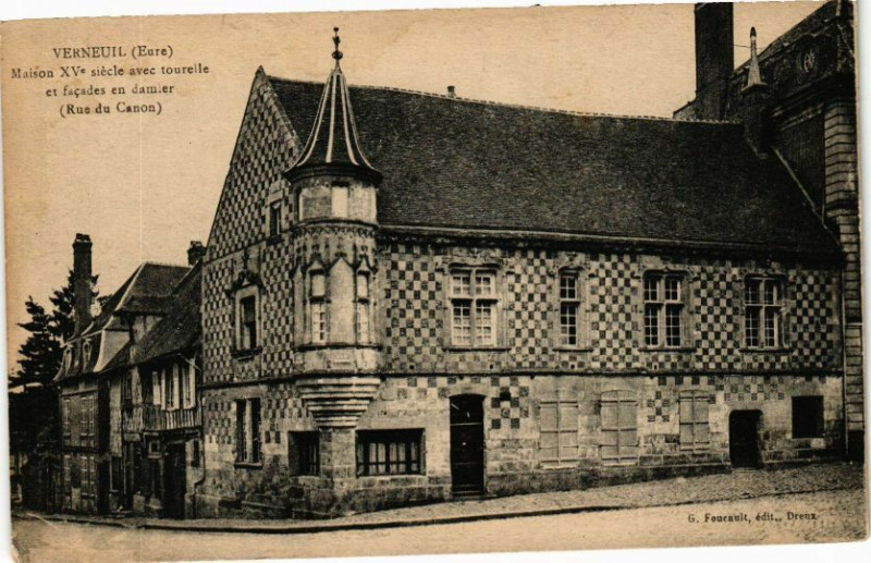 Carte postale ancienne Verneuil - Maison Xv siécle avec tourelle et facades en ..