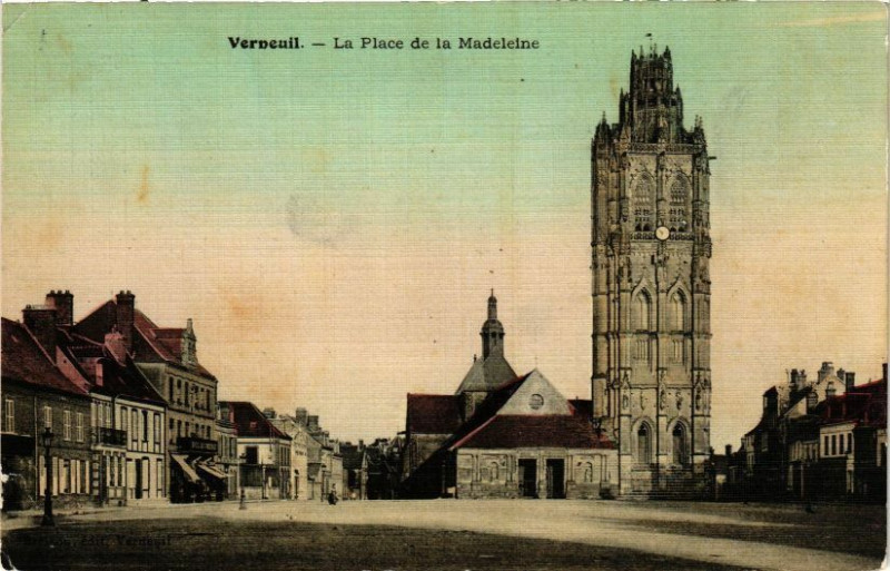 Carte postale ancienne Verneuil - La Place de la Madeleine