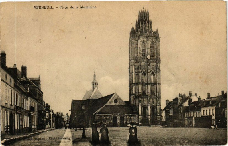 Carte postale ancienne Verneuil - Place de la Madeleine