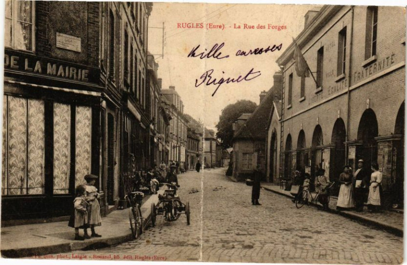 Carte postale ancienne Rugles - La Rue des Forges à Rugles