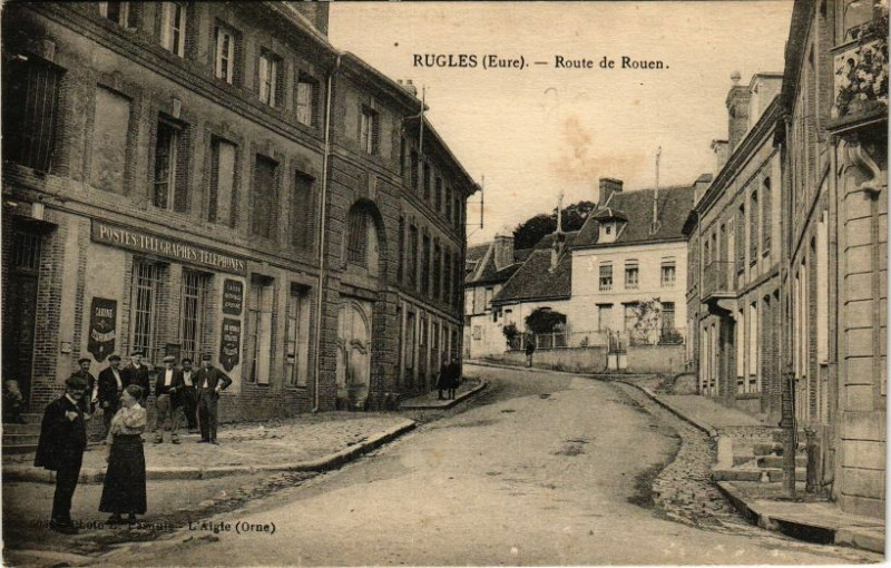 Carte postale ancienne Rugles - Route de Rouen à Rugles