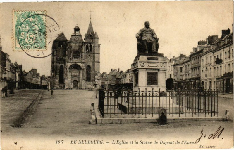 Carte postale ancienne Le Neubourg - L'Eglise et la Statue de Dupont de l'Eure au Neubourg