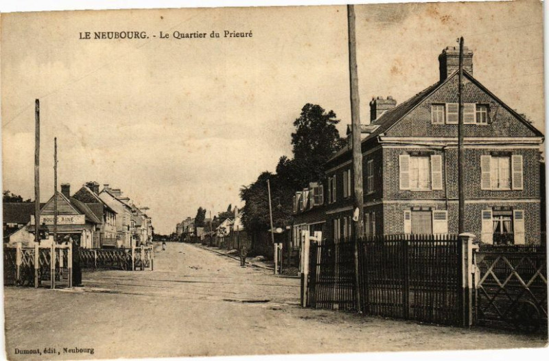 Carte postale ancienne Le Neubourg - Le Quartier du Prieuré au Neubourg