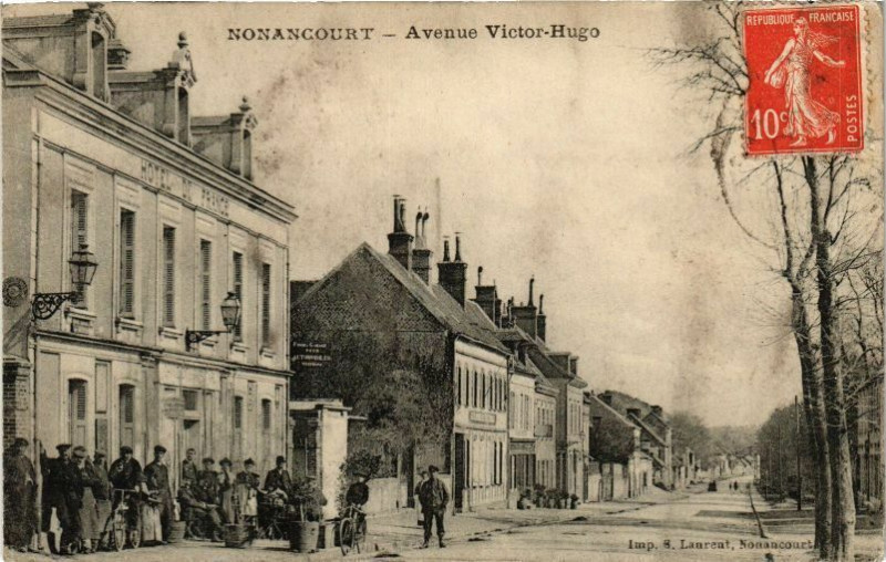 Carte postale ancienne Nonancourt - Avenue Victor-Hugo à Nonancourt