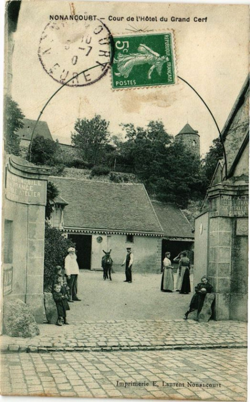 Carte postale ancienne Nonancourt - Cour de l'Hotel du Grand Cert à Nonancourt