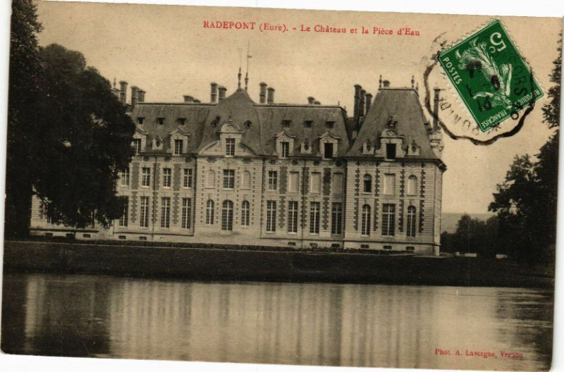 Carte postale ancienne Radepont - Le Chateau et la Piéce d'Eau à Radepont
