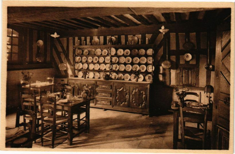 Carte postale ancienne Auberge du Vieux Puits a Pont-Audemer - Une Salle a Manger à Pont-Audemer