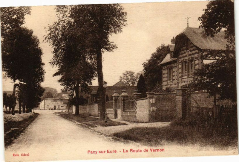 Carte postale ancienne Pacy-sur-Eure - La Route de Vernon à Pacy-sur-Eure