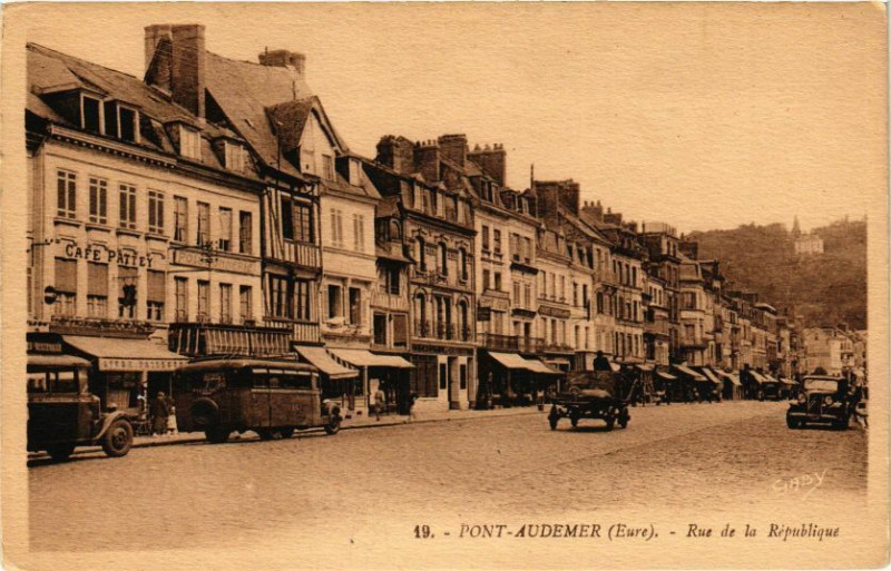 Carte postale ancienne Pont-Audemer - Rue de la République à Pont-Audemer