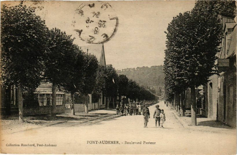 Carte postale ancienne Pont-Audemer - Boulevard Pasteur à Pont-Audemer