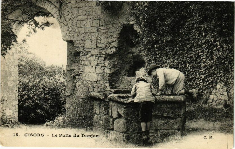 Carte postale ancienne Gisors - Le Puits du Donjon à Gisors