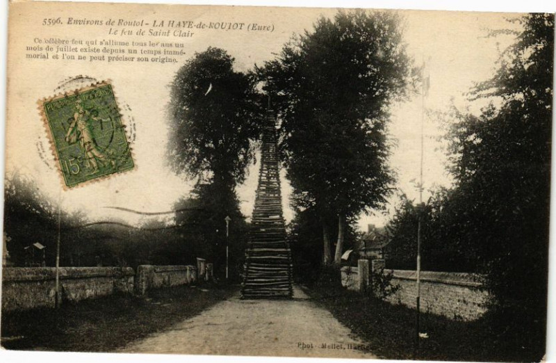 Carte postale ancienne Environs de Routot - La Haye-de-Routot - Le feu de Saint-Clair à Routot