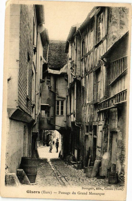 Carte postale ancienne Gisors - Passage du Grand Monarque à Gisors