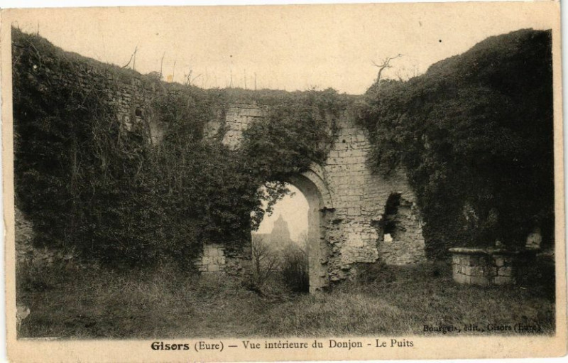 Carte postale ancienne Gisors - Vue intérieure du Donjon - Le Puits à Gisors