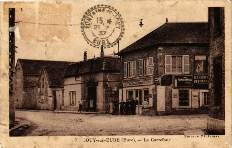 Carte postale ancienne Jouy-sur-Eure - Le Carrefour à Jouy-sur-Eure