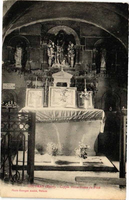 Carte postale ancienne Coudray - Crypte Notre-Dame de Pitié à Coudray
