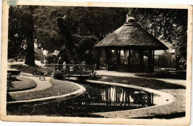Carte postale ancienne Louviers - Le Lac et le Kiosque à Louviers