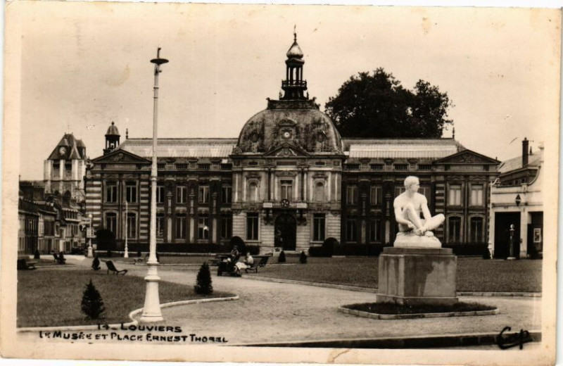 Carte postale ancienne Louviers - Le Musée et Place Ernest Thorel à Louviers