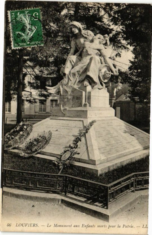 Carte postale ancienne Louviers - RLe Monument aux morts pour la Patrie à Louviers