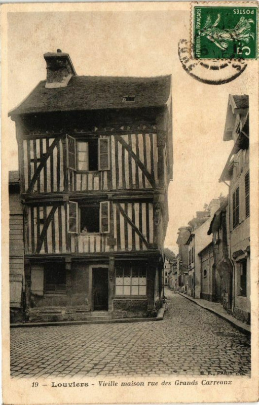 Carte postale ancienne Louviers - Vieille maison rue des Grands Carreaux à Louviers