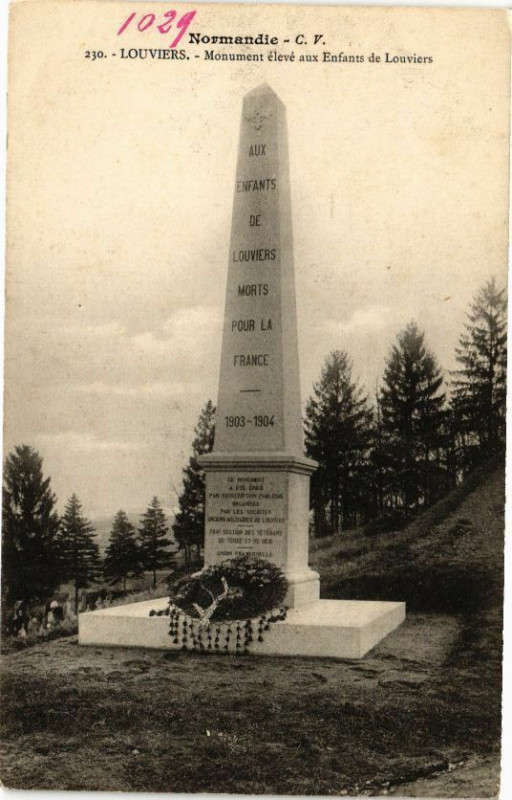 Carte postale ancienne Normadie - Louviers - Monument élevé aux Enfants du Louviers à Louviers