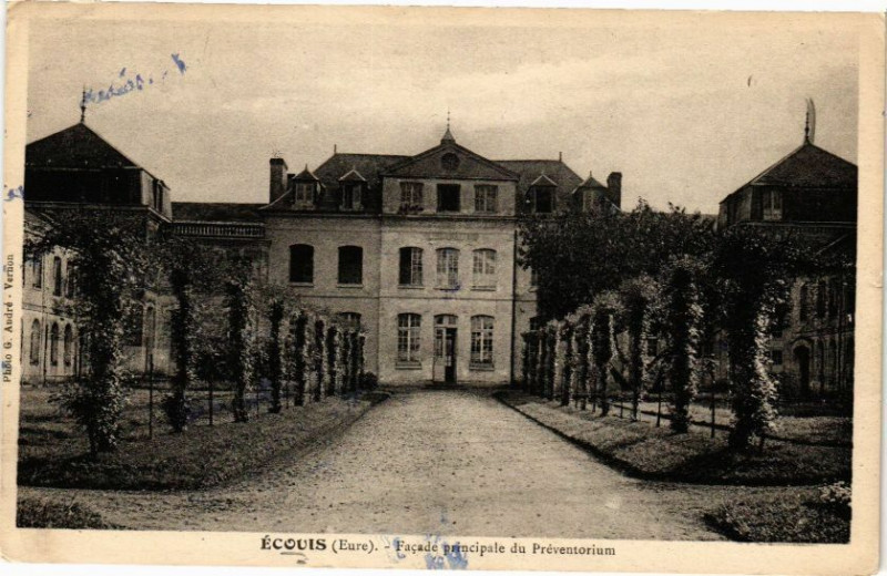 Carte postale ancienne Ecouis - Facade principale du Préventorium à Écouis