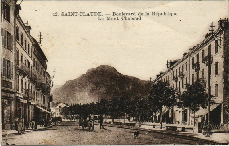 Carte postale ancienne Saint-Claude Boulevard de la Republique à Saint-Claude