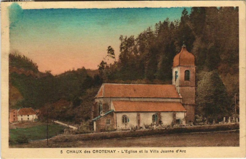 Carte postale ancienne Chaux des Crotenay L'Eglise et la Villa Jeanne d'Arc à Crotenay