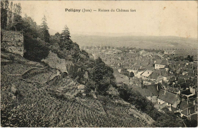 Carte postale ancienne Poligny - Ruines du Chateu fort à Poligny