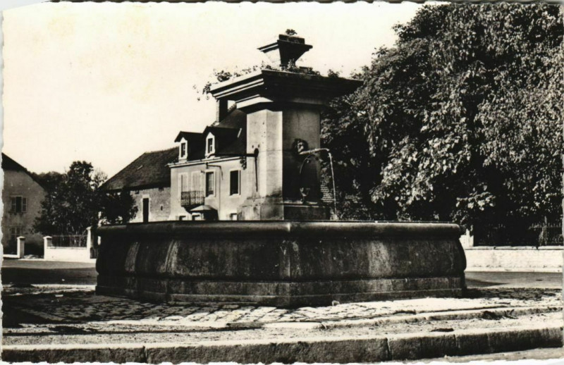 Carte postale ancienne Voiteur - La Place de la Mairie à Voiteur