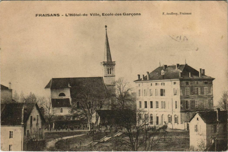 Carte postale ancienne Fraisans - L'Hotel de Ville Ecole des Garcons à Fraisans