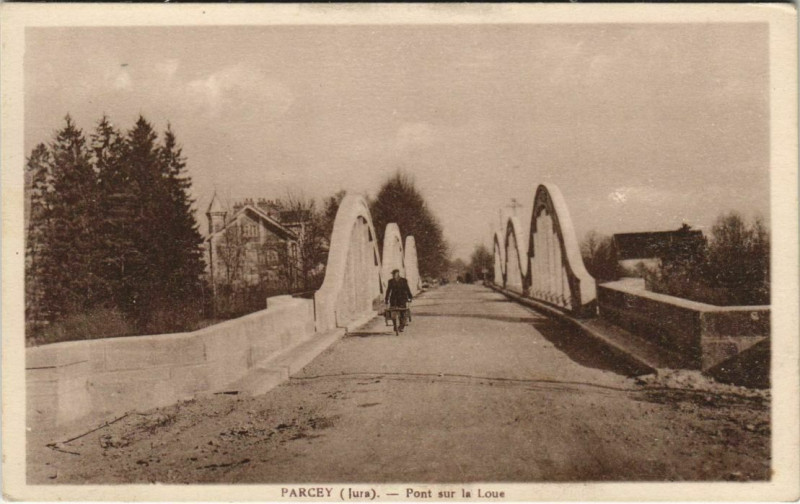 Carte postale ancienne Parcey - Pont sur le Loue à Parcey