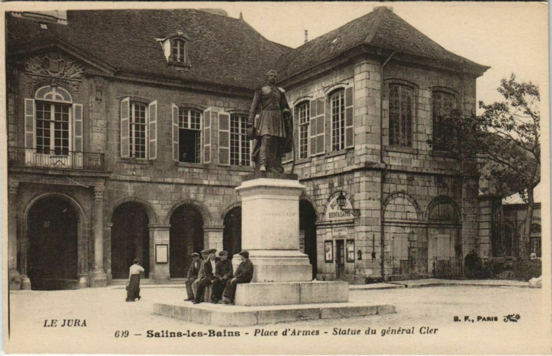 Carte postale ancienne Salins-les-Bains - Palace d'Armes Statue du general Cler à Salins-les-Bains