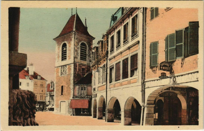 Carte postale ancienne Lons-le-Saunier - Rue du Commerce et Tour de l'Horloge à Lons-le-Saunier