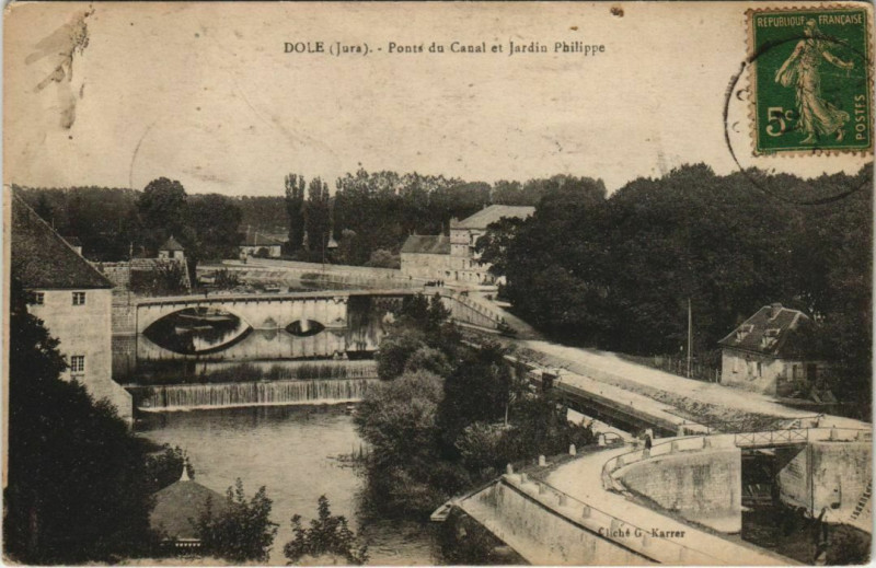 Carte postale ancienne Dole - Ponts du Canal et Jardin Philippe à Dole