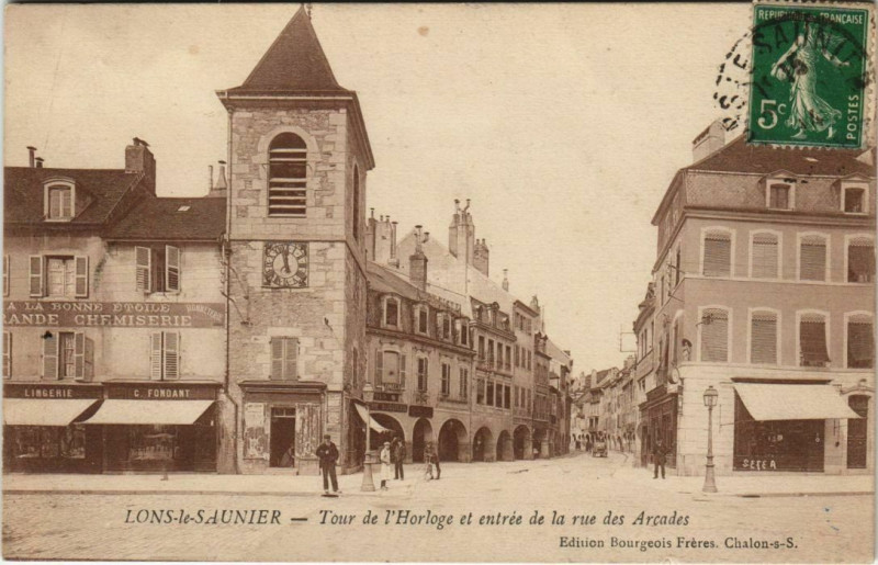 Carte postale ancienne Lons-le-Saunier Tour de l'Horloge et entrée de la rue des Arcades à Lons-le-Saunier