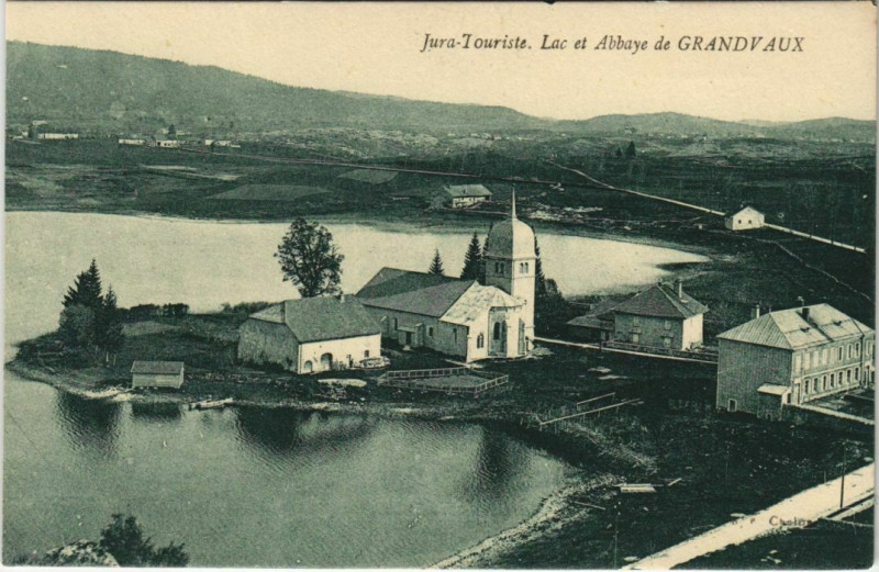 Carte postale ancienne Jura Touriste - Lac et Abbaye de Grandvaux à Our